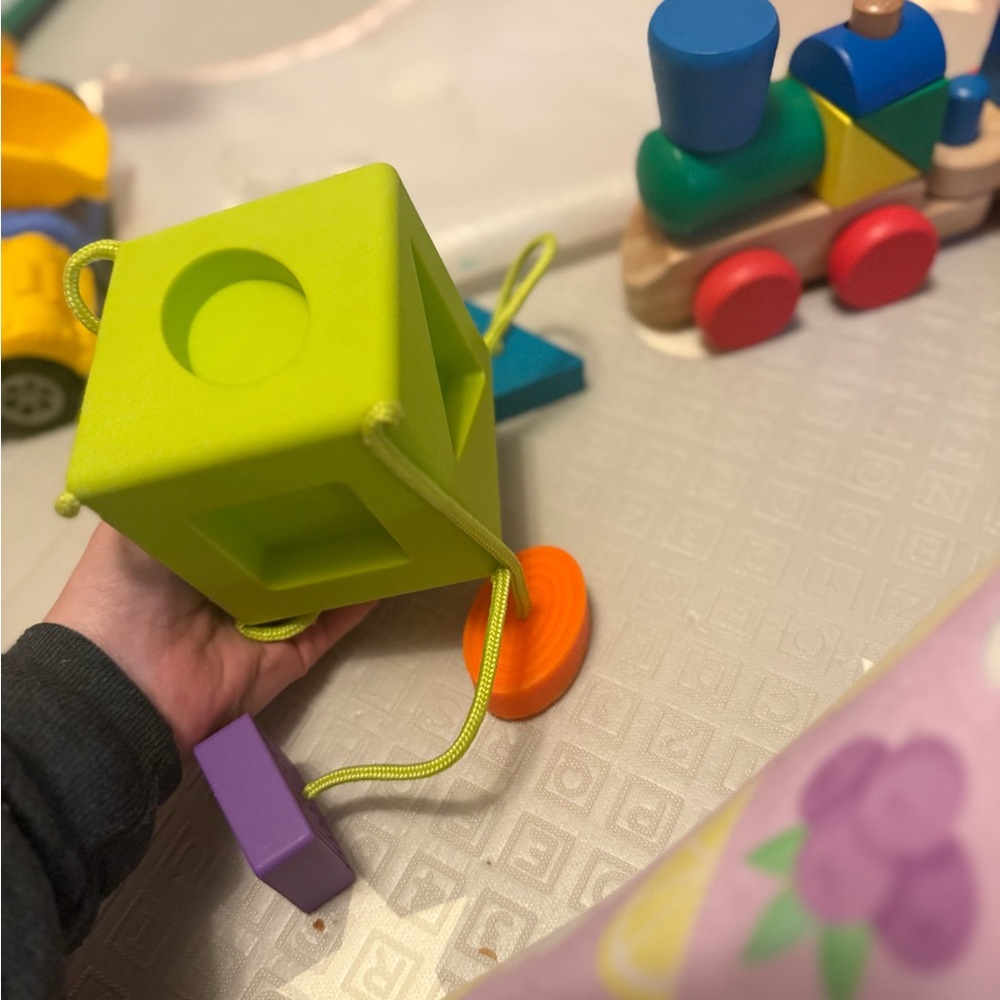 Fat brain toys Vibrant Shape Sorting Oombee Cube